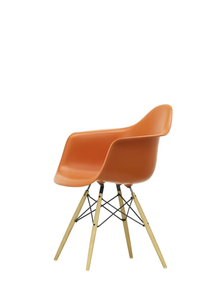 Vitra Eames DAW eetkamerstoel met arm Rusty Orange essen