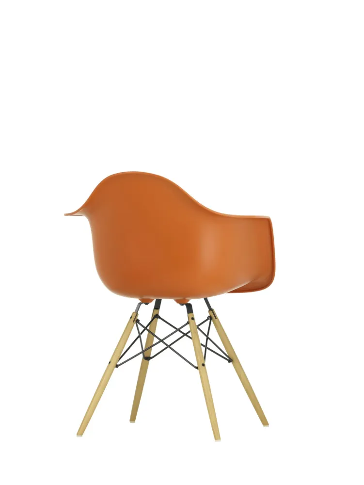 Vitra Eames DAW eetkamerstoel met arm Rusty Orange essen