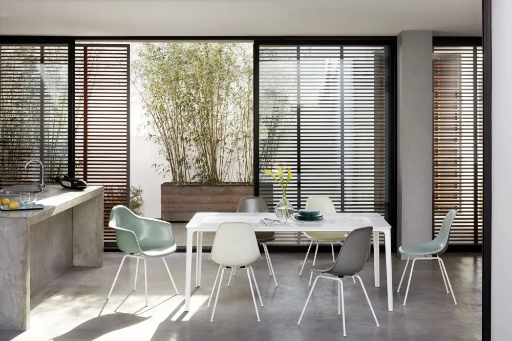 Vitra Eames DAX eetkamerstoel met arm Mustard zwart gepoedercoat