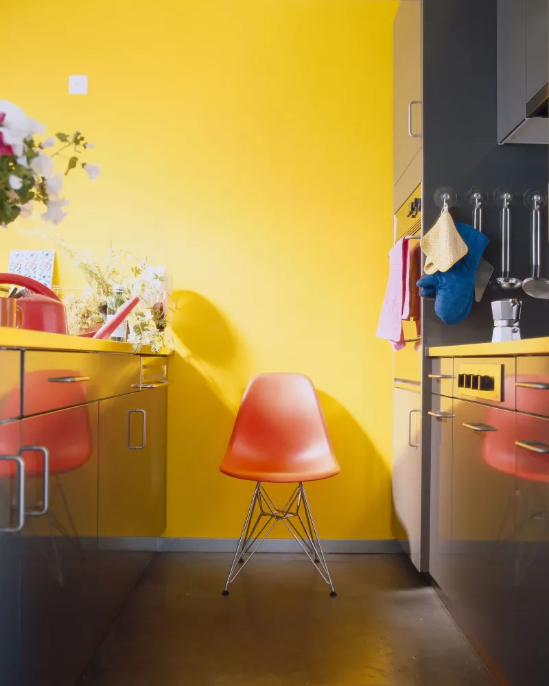 Vitra Eames DSR eetkamerstoel Poppy Red verchroomd