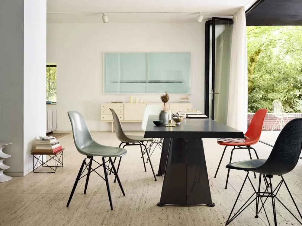 Vitra Eames DSR Fiberglass eetkamerstoel Classic Red zwart gepoedercoat