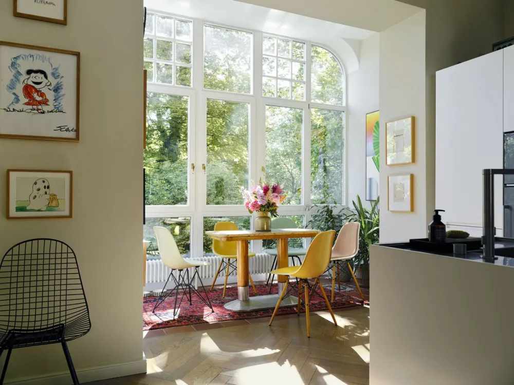 Vitra Eames DSR Fiberglass eetkamerstoel Sea Foam Green zwart gepoedercoat