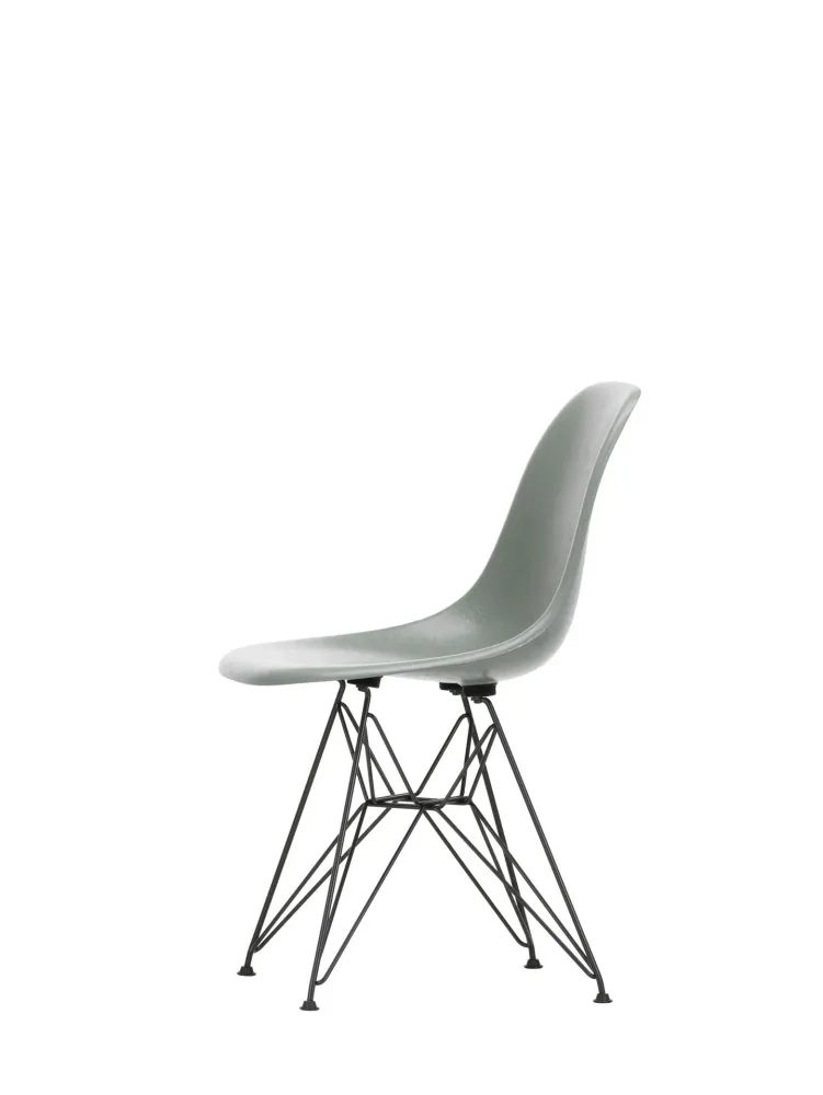 Vitra Eames DSR Fiberglass eetkamerstoel Sea Foam Green zwart gepoedercoat
