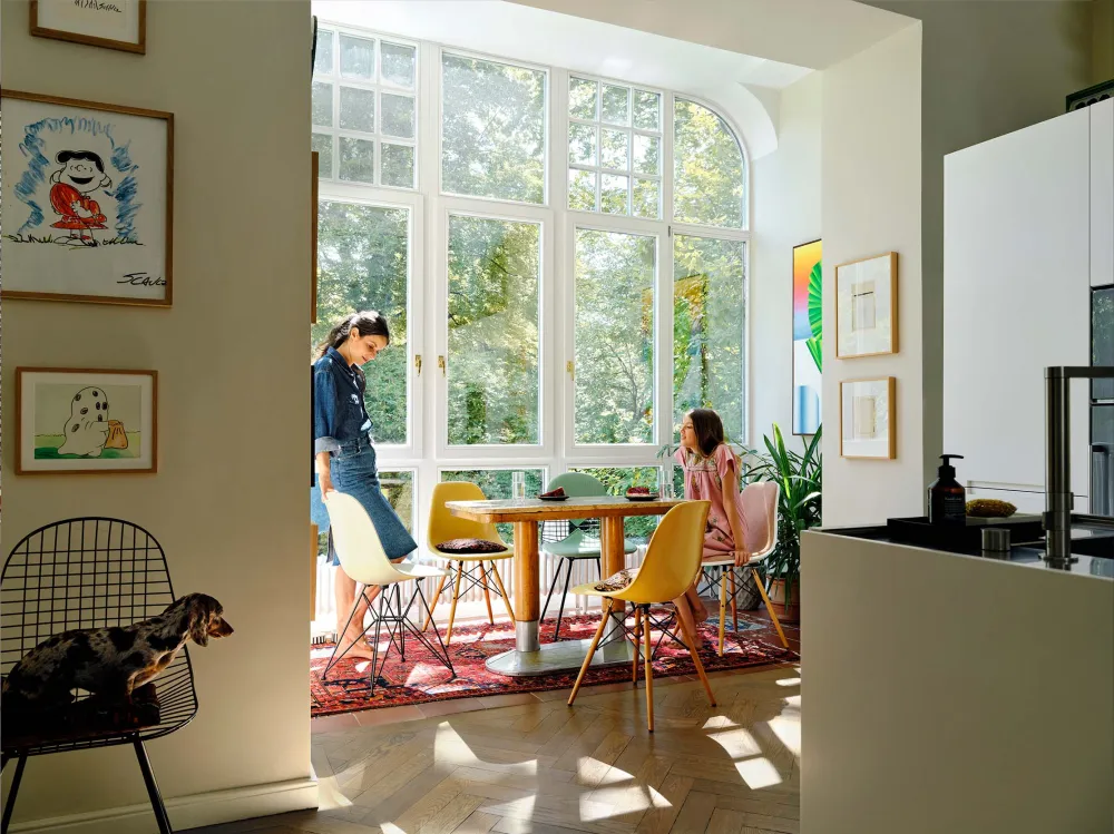 Vitra Eames DSX Fiberglass eetkamerstoel Parchment verchroomd