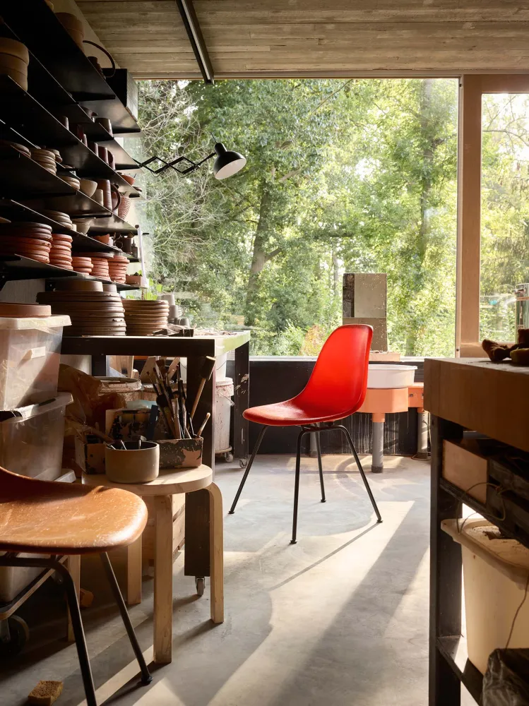 Vitra Eames DSX Fiberglass eetkamerstoel Parchment verchroomd