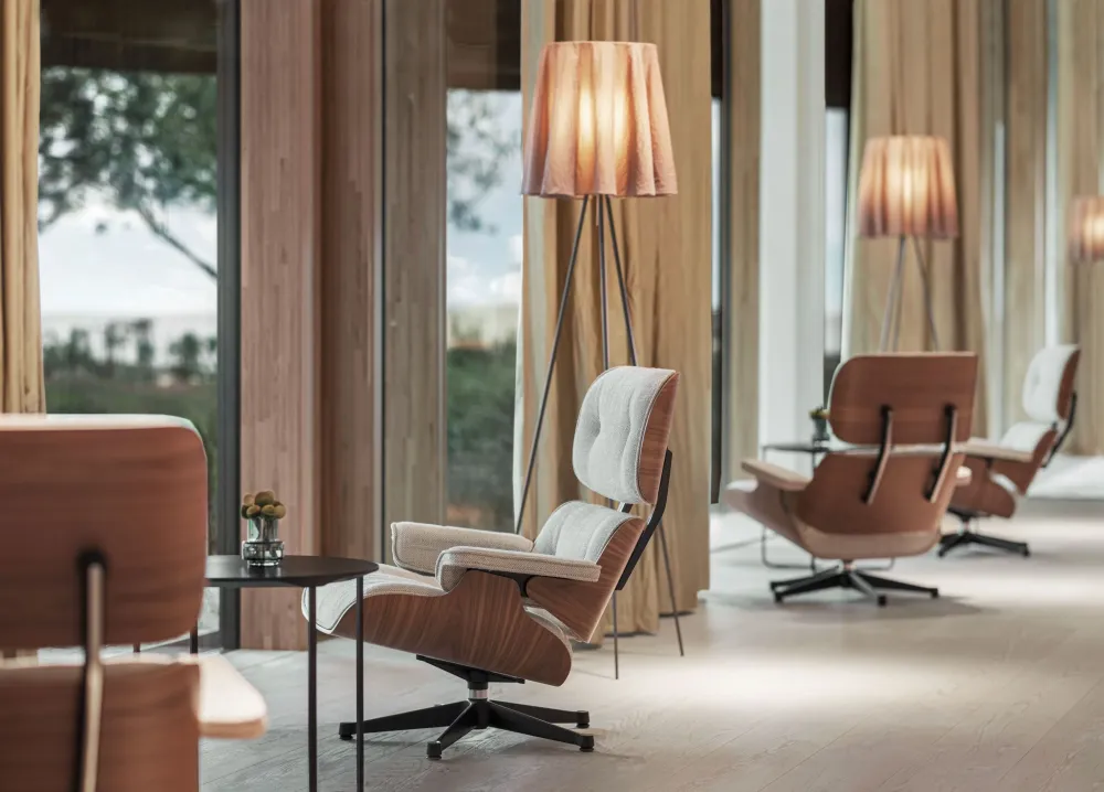 Vitra Eames Loungechair Nubia Creme/Sand kersenhout naturel