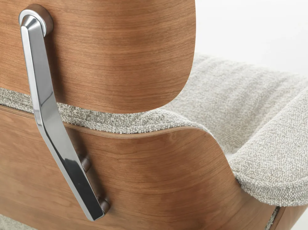 Vitra Eames Loungechair Nubia Creme/Sand kersenhout naturel