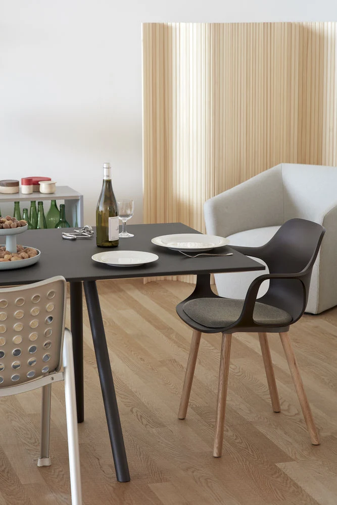 Vitra HAL eetkamerstoel met armleuning Basic Dark eiken naturel